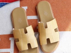 H家男士拖鞋 雾面鳄鱼 杏色 38-46码 休闲时尚风格 非常拉轰