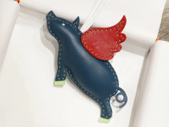 爱马仕 新出搭配包包挂件的小飞猪 搭配在包包上更显独特