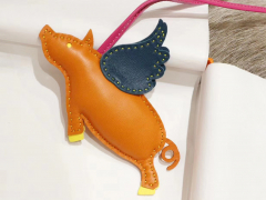 爱马仕 新出搭配包包挂件的小飞猪 搭配在包包上更显独特