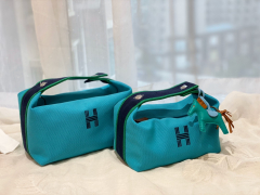 HERMES 最新的小爆款 洗漱包又叫饭盒包 非常的精致可爱 可拎可挽容量大 价格也是很亲民 松石蓝
