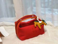 HERMES 最新的小爆款 洗漱包又叫饭盒包 非常的精致可爱 可拎可挽容量大 价格也是很亲民 大红