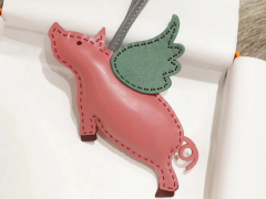 爱马仕 新出搭配包包挂件的小飞猪 搭配在包包上更显独特