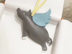 爱马仕 新出搭配包包挂件的小飞猪 搭配在包包上更显独特