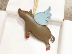 爱马仕 新出搭配包包挂件的小飞猪 搭配在包包上更显独特