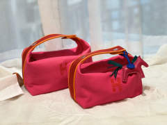 HERMES 最新的小爆款 洗漱包又叫饭盒包 非常的精致可爱 可拎可挽容量大 价格也是很亲民 玫红