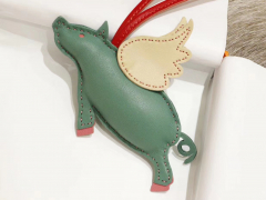 爱马仕 新出搭配包包挂件的小飞猪 搭配在包包上更显独特
