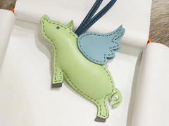 爱马仕 新出搭配包包挂件的小飞猪 搭配在包包上更显独特