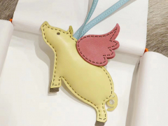 爱马仕 新出搭配包包挂件的小飞猪 搭配在包包上更显独特