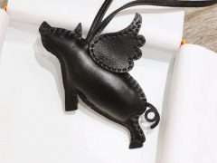 爱马仕 新出搭配包包挂件的小飞猪 搭配在包包上更显独特