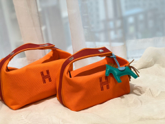 HERMES 最新的小爆款 洗漱包又叫饭盒包 非常的精致可爱 可拎可挽容量大 价格也是很亲民  橙色