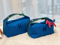 HERMES 最新的小爆款 洗漱包又叫饭盒包 非常的精致可爱 可拎可挽容量大 价格也是很亲民  希腊蓝