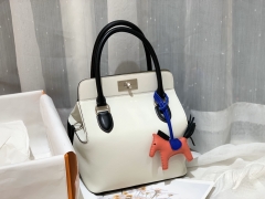 HERMES 20 toolbox 牛奶盒 工具盒 一款中性有趣的包 中间采用轻便的金属旋转设计 无需拉链 简单方便 巨能装 swift 3拼色 银扣