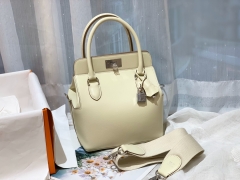 HERMES 20 toolbox 牛奶盒 工具盒 一款中性有趣的包 中间采用轻便的金属旋转设计 无需拉链 简单方便  巨能装 swift   奶昔白 银扣