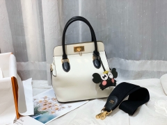 爱马仕 20 toolbox 牛奶盒 工具盒 一款中性有趣的包 中间采用轻便的金属旋转设计 无需拉链 简单方便  巨能装 swift   3拼色 金扣