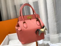 爱马仕 20 toolbox 牛奶盒 工具盒 一款中性有趣的包 中间采用轻便的金属旋转设计 无需拉链 简单方便  巨能装 ever color 皮 8W 唇膏粉 金扣