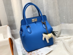 爱马仕 20 toolbox 牛奶盒 工具盒 一款中性有趣的包 中间采用轻便的金属旋转设计 无需拉链 简单方便 巨能装 swift B3 坦桑尼亚蓝 银扣