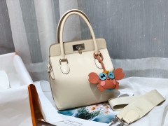 爱马仕 20 toolbox 牛奶盒 工具盒 一款中性有趣的包 中间采用轻便的金属旋转设计 无需拉链 简单方便  巨能装 ever color 皮 CC10 奶昔白 银扣