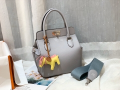 爱马仕 20 toolbox 牛奶盒 工具盒 一款中性有趣的包 中间采用轻便的金属旋转设计 无需拉链 简单方便  巨能装 ever color 皮 4Z 海鸥灰 银扣