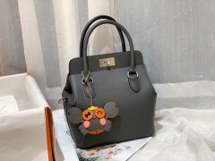 爱马仕 20 toolbox 牛奶盒 工具盒 一款中性有趣的包 中间采用轻便的金属旋转设计 无需拉链 简单方便  巨能装 ever color 皮 8F 锡器灰银扣