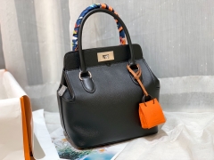 爱马仕 20 toolbox 牛奶盒 工具盒 一款中性有趣的包 中间采用轻便的金属旋转设计 无需拉链 简单方便 巨能装 ever color 皮 89 黑色 银扣