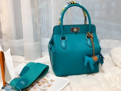 HERMES 20 toolbox 牛奶盒 工具盒 一款中性有趣的包 中间采用轻便的金属旋转设计 无需拉链 简单方便  巨能装 swift   7F 孔雀蓝 银扣