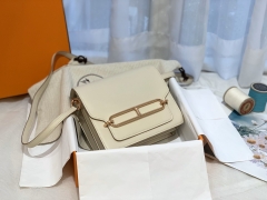 Mini 小猪包Roulis 性价比超高 cc 10奶昔白 奶昔白比纯白多了点米黄 糯糯的感觉 更平易近人