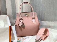 爱马仕 20 toolbox 牛奶盒 工具盒 一款中性有趣的包 中间采用轻便的金属旋转设计 无需拉链 简单方便  巨能装 tc皮拼swift 皮 芋头紫 银扣