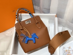 爱马仕 20 toolbox 牛奶盒 工具盒 一款中性有趣的包 中间采用轻便的金属旋转设计 无需拉链 简单方便  巨能装 swift   ck 37 金棕 银扣