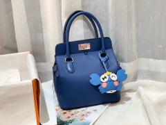 爱马仕 20 toolbox 牛奶盒 工具盒 一款中性有趣的包 中间采用轻便的金属旋转设计 无需拉链 简单方便  巨能装 swift   R2 玛瑙蓝 银扣