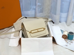 Mini 小猪包Roulis 性价比超高 cc 10奶昔白 奶昔白比纯白多了点米黄 糯糯的感觉 更平易近人