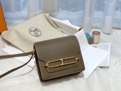 Mini 小猪包Roulis 性价比超高 简单方便 夏季小包 M8 沥青灰金扣 有一种脱俗的气质 可塑性很强的灰色