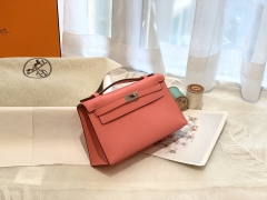 爱马仕包包价格 kelly pochette /一代 swift皮比较软 手感比较细腻 8w唇膏粉 颜色很仙 配银扣更显的出色