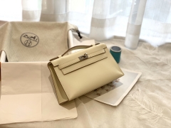 爱马仕香港官网 kelly pochette /一代 swift皮比较软 手感比较细腻 银扣 今天被奶昔白喚醒了 怎么这么火 在哪都能看到这个色