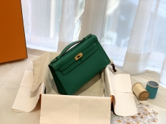 爱马仕价格 kelly pochette /一代 swift皮比较软 手感比较细腻 金扣 U4丝绒绿 无与伦比的好感 最显气质 高雅绿色