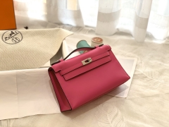 爱马仕香港官网 kelly pochette /一代 swift皮比较软 手感比较细腻 银扣 L3玫瑰紫 高贵艳丽 一眼锁定