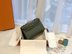 爱马仕女包 kelly pochette /一代 swift皮比较软 手感比较细腻 金银扣 63杏绿 不甜不咸不腻 灰中带绿刚柔结合推荐指数10颗