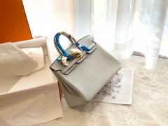 爱马仕中国官网 Birkin 25cm 进口Clence皮 PHW 08苍白蓝 在自然光下有淡淡的蓝色 看起来比较干净