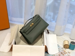 爱马仕女包 kelly pochette /一代 swift皮比较软 手感比较细腻 金银扣 63杏绿 不甜不咸不腻 灰中带绿刚柔结合推荐指数10颗