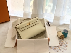 爱马仕香港官网 kelly pochette /一代 swift皮比较软 手感比较细腻 金扣 今天被奶昔白喚醒了 怎么这么火 在哪都能看到这个色