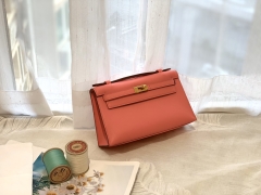 爱马仕香港官网 kelly pochette /一代 swift皮比较软 手感比较细腻  8w唇膏粉金 比起其他粉更鲜嫩一些 气质一些 亮眼尊贵气度  配上金扣非常的有高级感