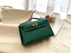 爱马仕包包官网 新到现货 Kelly pochette 22 一代 ostrich鸵鸟皮 U4丝绒绿 金扣