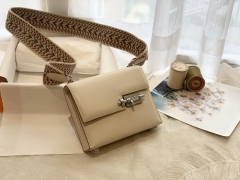 爱马仕HERMES 香港官网 17 Verrou机关枪 山羊皮 奶昔白 银扣